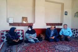 دیدار سرپرست شبکه بهداشت و درمان زرقان با مادر سالمند در شهر رحمت آباد