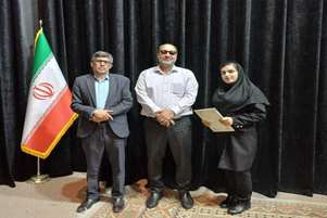 تقدیر از کارمند نمونه منتخب شبکه بهداشت و درمان شهرستان زرقان