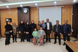 تقدیر از برگزیدگان مسابقه «جشنواره عکس با پدربزرگ‌ها و مادربزرگ‌ها با نوه ها» در شبکه بهداشت و درمان زرقان