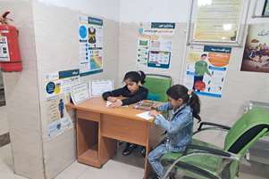 برگزاری میز نقاشی کودک در مرکز خدمات جامع سلامت ضیغمی هم‌زمان با هفته ملی کودک