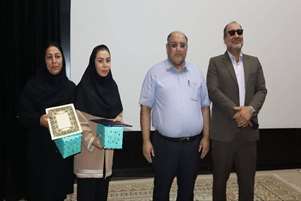 تقدیر از دو کارمند شبکه بهداشت و درمان زرقان در آیین تجلیل از کارمندان نمونه شهرستان