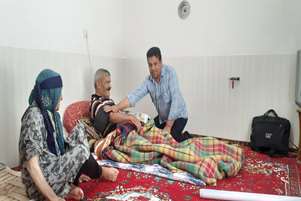 به مناسبت هفته سلامت؛ عیادت و ارائه خدمات بهداشتی به بیماران ناتوان در روستای بند امیر