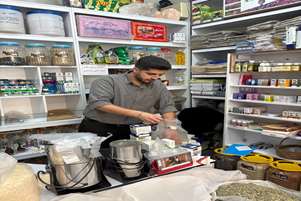 جمع‌آوری مواد غیرمجاز و تاریخ مصرف گذشته از عطاری‌های شهر زرقان و لپویی