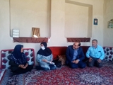 دیدار سرپرست شبکه بهداشت و درمان زرقان با مادر سالمند در شهر رحمت آباد